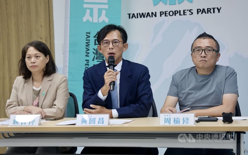 台灣民眾黨1日召開中央委員會會後記者會,黨主席黃國昌(中)強調,在上午受訪前,從沒說過自己與105號碼頭有任何關係,因為當時決定吹哨者協會退居幕後,給媒體就給媒體,這樣子的他怎麼會想要攬功。中央社記者張皓安攝 114年10月1日