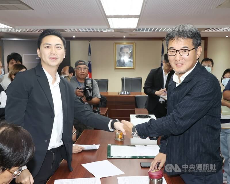 立法院1日選舉8個常設委員會召委,8個委員會都是經推舉方式選出召委。福利及衛生環境委員會推舉民進黨立委劉建國(右)、國民黨立委廖偉翔(左)擔任召委。中央社記者郭日曉攝 114年10月1日