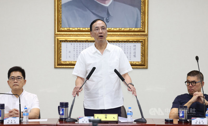 國民黨中常會1日下午在國民黨中央黨部舉行，國民黨主席朱立倫（中）、副主席連勝文（右）、祕書長黃健庭（左）等人出席與會。圖為朱立倫發表談話。中央社記者張新偉攝　114年10月1日
