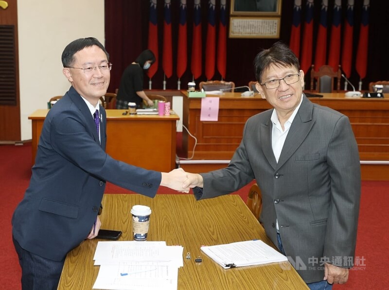 立法院1日選舉8個常設委員會召委,8個委員會都是經推舉方式選出召委。財政委員會推舉民進黨立委李坤城(左)、國民黨立委林思銘(右)擔任召委,兩人握手致意。中央社記者郭日曉攝 114年10月1日