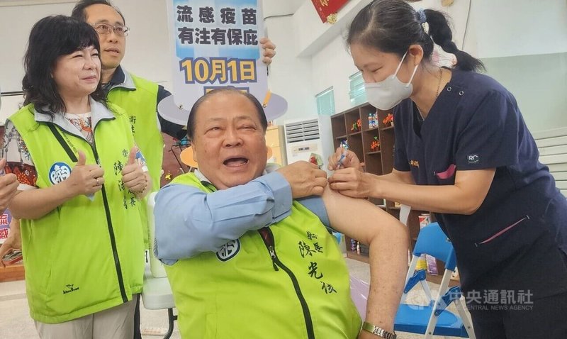 114年公費流感疫苗1日開打，澎湖縣長陳光復（前中）帶頭接種流感及新冠疫苗，並呼籲符合資格的民眾儘速預約施打。中央社  114年10月1日