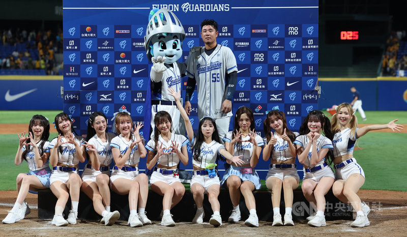 中華職棒富邦悍將隊魏全(後右)1日晚間交手中信兄弟隊,在延長賽10局敲出關鍵追平二壘安打,終場悍將以6比5搶勝,魏全賽後生涯首度獲選單場MVP。中央社記者張新偉攝 114年10月1日