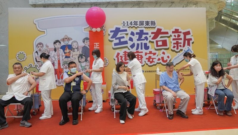 114年度公費流感疫苗及新冠疫苗1日正式開打，屏東縣各醫事公會代表率先接種流感及新冠疫苗，並呼籲第一線醫事人員儘早施打。（屏東縣衛生局提供）中央社記者黃郁菁傳真  114年10月1日
