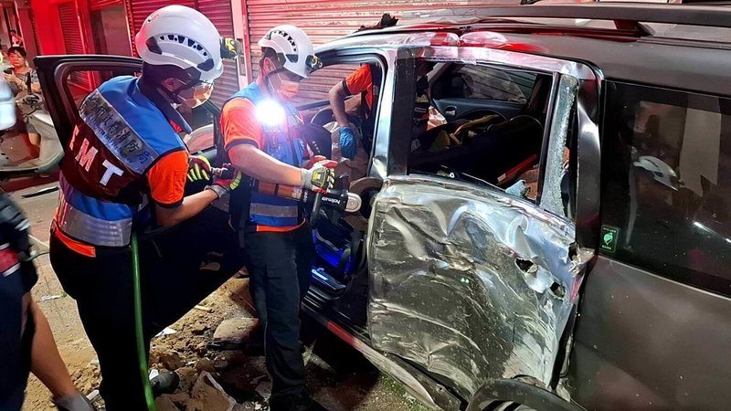 台南市北區9月30日深夜發生1輛自小客車疑欲變換車道碰撞另輛自小客車後，失控衝撞路旁民宅，造成民宅鐵門凹陷受損，共3人受傷送醫。（台南市消防局提供）中央社記者張榮祥台南傳真 114年10月1日