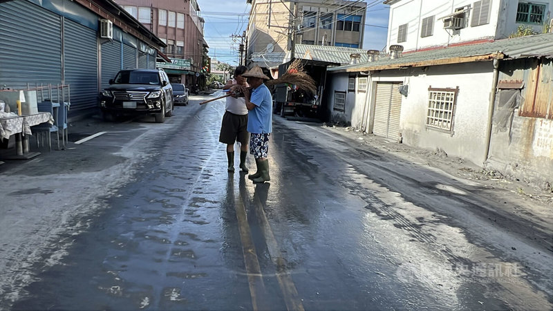 馬太鞍溪堰塞湖溢流重創花蓮光復鄉,災後復建邁入第9天,光復鄉市區的主要道路汙泥已清除,民眾看到路中間的雙黃線再度出現,感謝志工幫忙。中央社記者盧太城攝 114年10月1日