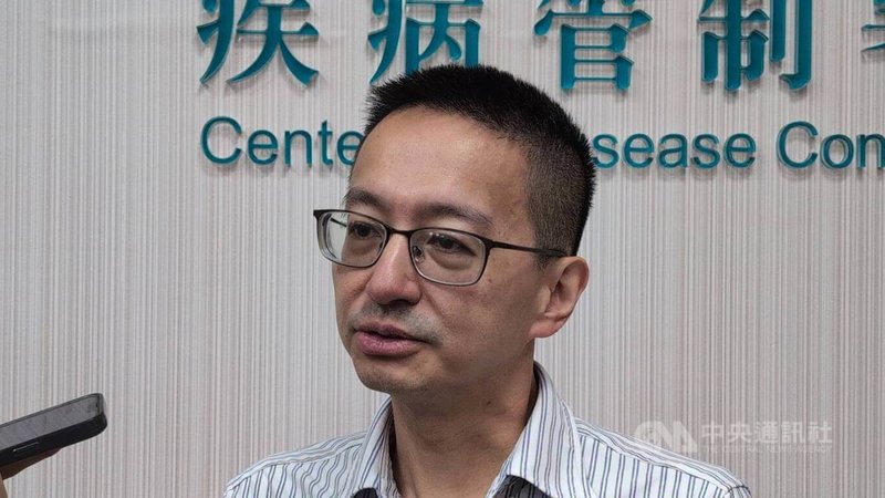 花蓮馬太鞍溪堰塞湖溢流釀災,民眾湧入光復救災,卻傳出有人因橫紋肌溶解住加護病房。衛福部疾管署長羅一鈞(圖)1日提醒,肌肉過度使用恐造成橫紋肌溶解,提醒鏟子超人注意喝水休息。中央社記者曾以寧攝 114年10月1日