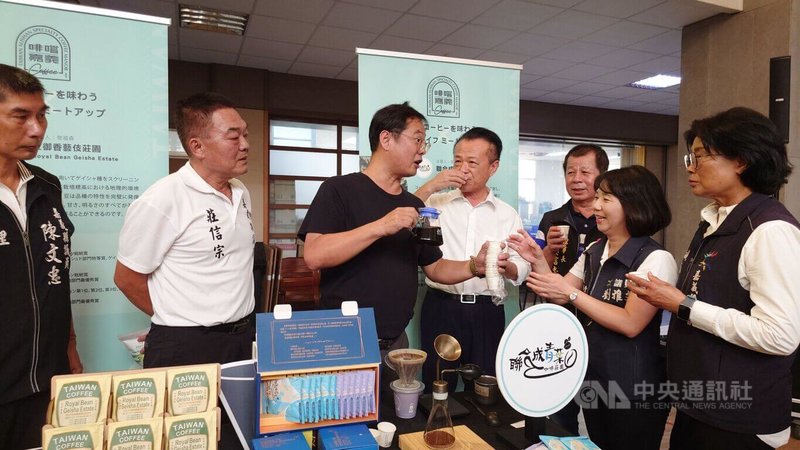 嘉義縣政府1日舉辦「啡嚐嘉義、進軍大阪」行前記者會,縣長翁章梁(右4)品嚐與會的11家咖啡莊園精品咖啡,推薦嘉義的咖啡是台灣最好的咖啡。中央社記者蔡智明攝 114年10月1日