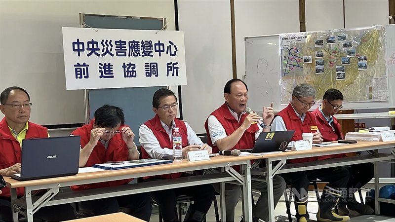 馬太鞍溪堰塞湖溢流釀災,行政院設立中央災害應變中心前進協調所,總協調官原由經濟部次長賴建信擔任,1日由行政院政務委員季連成(右3)輪任,行政院顧問李孟諺(左3)輪任副總協調官。中央社記者盧太城花蓮攝 114年10月1日