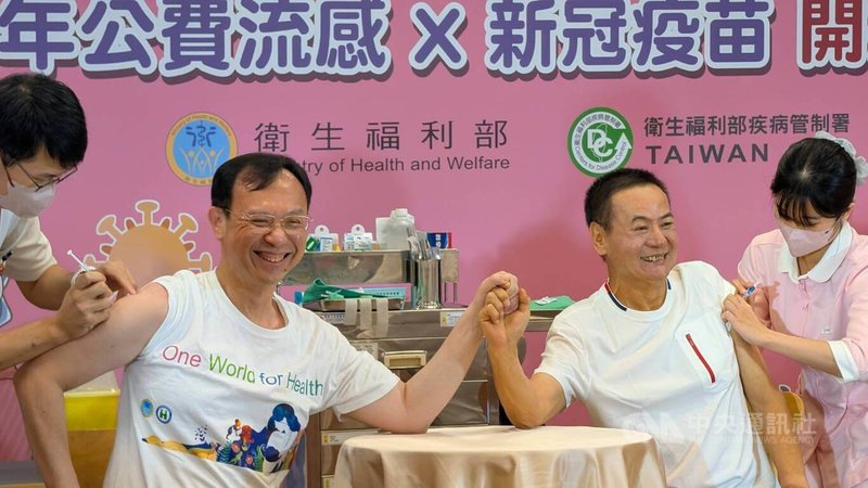 114年度公費流感及COVID-19疫苗「左流右新」分2階段開打，第1階段1日開跑，衛福部長石崇良（左2）、防疫大使蔡振南（右2）在疫苗開打記者會同台挽袖接種。中央社記者曾以寧攝　114年10月1日