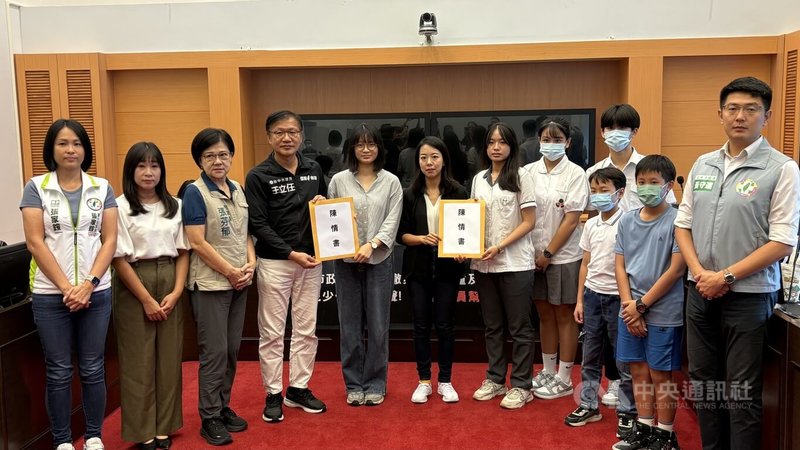 台中市21名兒童及少年代表被市府以「政策變動」取消資格，當中多人1日在家長、市議員陪同下召開記者會表達訴求，並遞交陳情書。中央社記者趙麗妍攝　114年10月1日