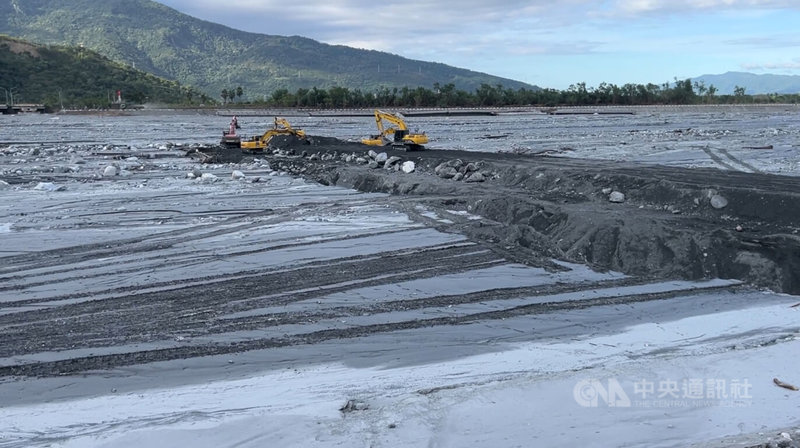 馬太鞍溪堰塞湖溢流致災重創花蓮光復地區，交通部人員表示，15日前會在原橋墩兩側各做南下、北上便道。中央社記者盧太城台東攝  114年10月1日