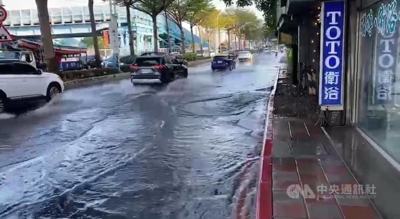 新北市淡水區中正東路1日凌晨因自來水管破裂,湧出大量自來水,上午通勤時間路面仍有大量水流影響交通。(翻攝照片)中央社記者曹亞沿傳真 114年10月1日
