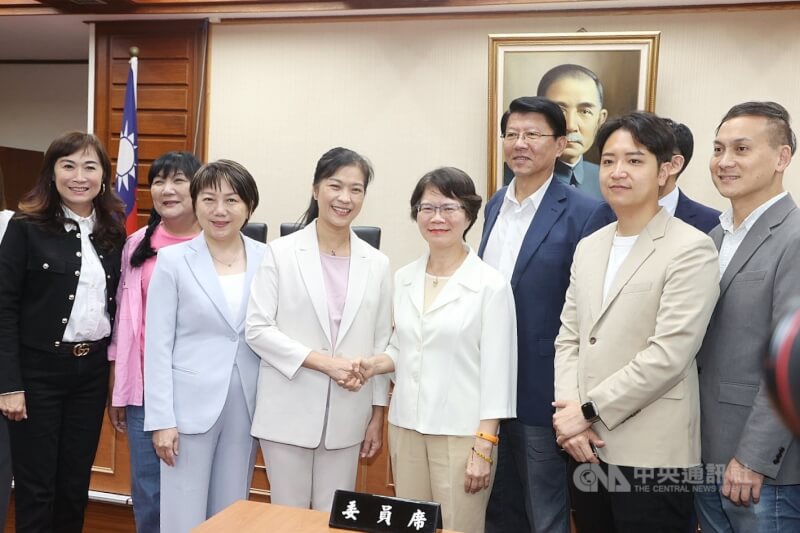 立法院1日選舉8個常設委員會召委,8個委員會都是經推舉方式選出召委。教育及文化委員會推舉民進黨立委陳秀寳(左4)、民眾黨立委劉書彬(左5)擔任召委。中央社記者郭日曉攝 114年10月1日