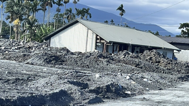 馬太鞍溪堰塞湖溢流致災重創花蓮光復地區，9月30日清淤量高達9861噸。中央社記者盧太城台東攝  114年10月1日