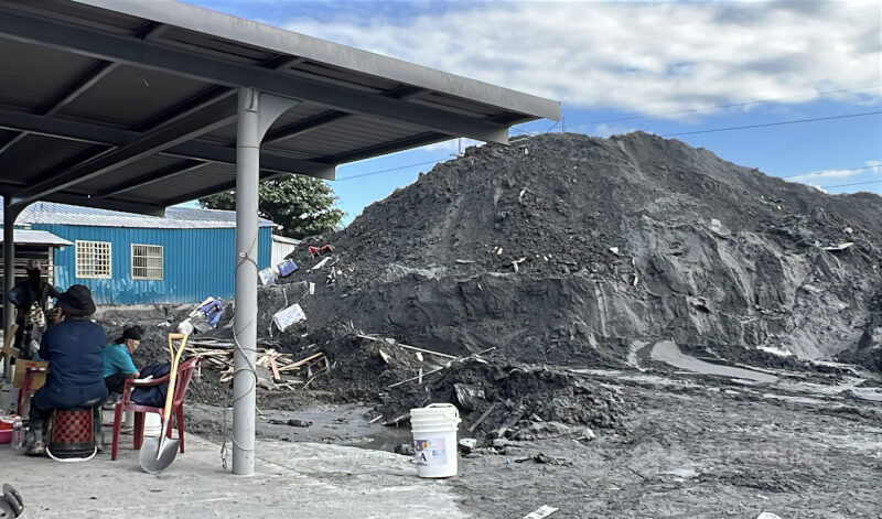 花蓮光復災區清出淤泥、損壞家具等堆成一座小山丘。環境部長彭啓明指出，經評估淤泥有再利用的價值，會提出規劃方案。（中央社檔案照片）