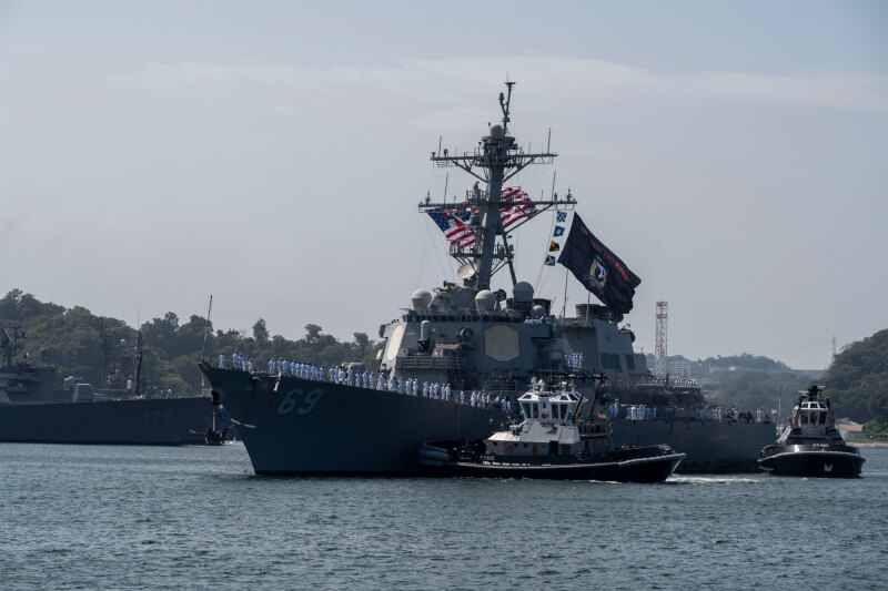 圖圍美軍飛彈驅逐艦米利厄斯號。（圖取自facebook.com/USNavy）