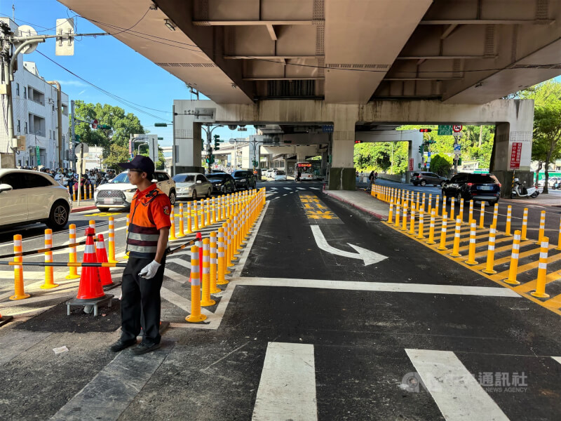 台北市交通局1日表示,福和橋下橋處的大客車專用左轉車道開放讓汽車行駛後,儘管車流量與前一天差不多,但橋上直行車延滯狀況有較好轉。中央社記者陳昱婷攝 114年10月1日