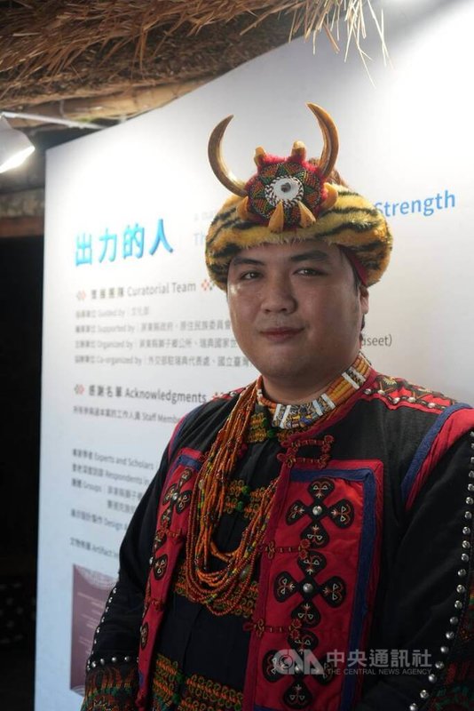 瑞典國家世界文化博物館所典藏的南排灣百年文物借展,歷經4年返鄉路,1日正式在屏東縣獅子鄉文物陳列館展出,參與踏查的內獅村部落會議主席山宏緯(圖)表示,每件文物都是拼圖,能將文化、技藝與祖先生活樣貌拼湊出來。中央社記者黃郁菁攝 114年10月1日