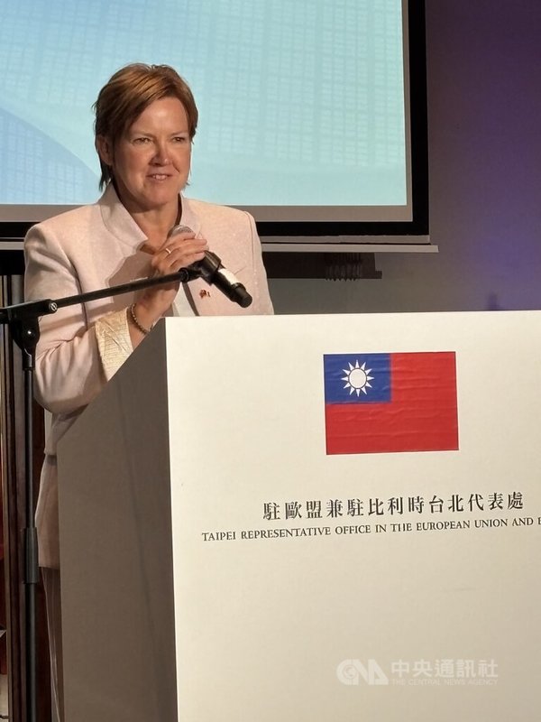 比利時國會友台小組共同主席范荷芙(Els Van Hoof)9月30日出席114年國慶酒會,稱台灣為歐洲尋求多元化的理想夥伴。中央社記者曾依璇布魯塞爾攝 114年10月1日