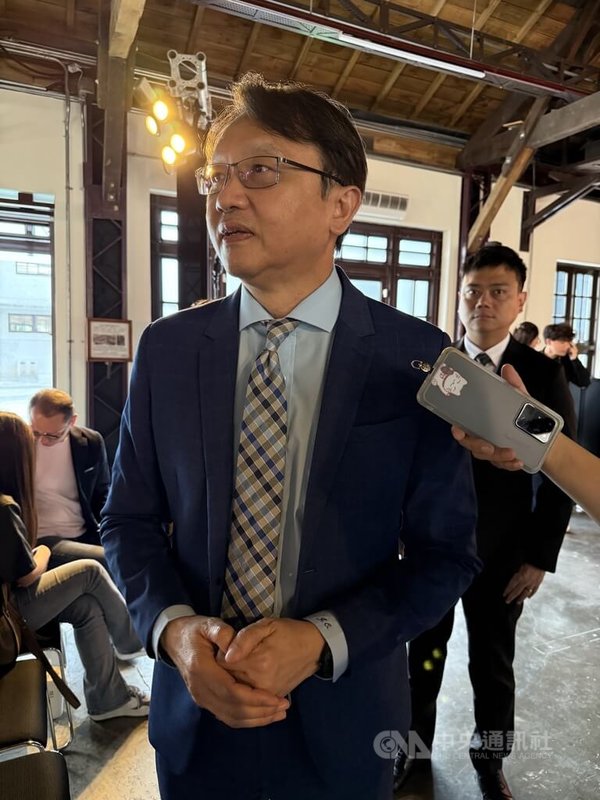 電腦品牌廠宏碁董事長陳俊聖1日出席龍騰微笑獎頒獎典禮，談到AI晶片龍頭輝達（NVIDIA）入股英特爾（Intel）議題表示，他將在今年底前赴美了解具體變化。中央社記者吳家豪攝  114年10月1日