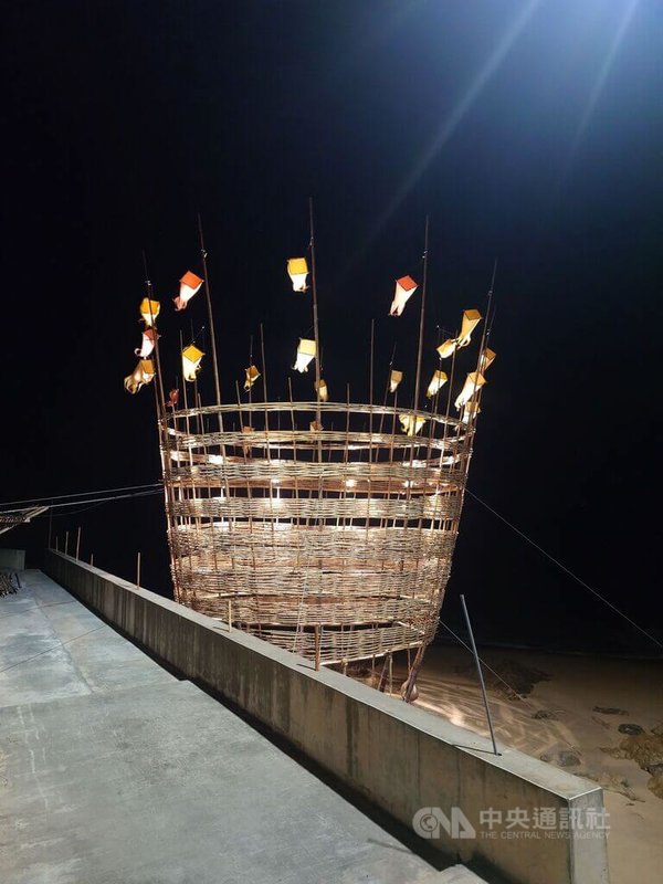 建築師甘銘源為第3屆馬祖國際藝術島打造作品「拍楸–簍光.竹影」,以竹編構築成一個巨大的簍狀結構,造型除呼應「拍楸」漁網在海中張開的模樣,結構頂端並以黃色旗幟比喻蝦皮,象徵昔日馬祖蝦皮捕撈產業的輝煌歷史。中央社記者潘欣彤攝 114年10月1日