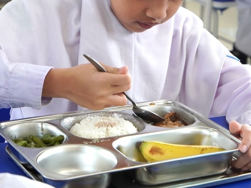 印尼政府提供的免費學餐今年已導致9000多名孩童食物中毒，原因包含飯菜烹煮好4個小時後才配膳、食材存放不當等。圖為印尼學童用餐。（中央社檔案照片）