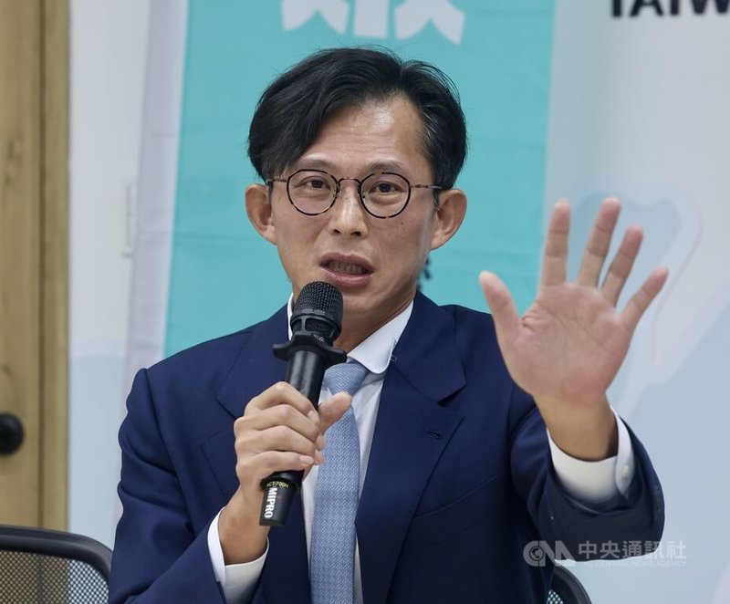 媒體報導民眾黨主席黃國昌培養跟拍集團事件延燒，黃國昌1日比紹，「105號系列碼頭案」從頭到尾就是吹哨者協會調查完成，並與菱傳媒合作，他查案子是不分顏色的。中央社記者張皓安攝　114年10月1日