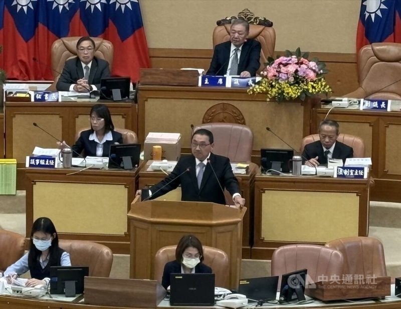 輝達台灣總部落腳北士科因用地取得問題卡關，新北市長侯友宜（中立者）1日在議會表示，若輝達重新選址，新北一定盡力爭取。中央社記者曹亞沿攝　114年10月1日