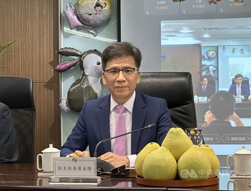 金管會2日舉行例行記者會，外界關注台灣發行穩定幣規劃，金管會主委彭金隆（圖）表示，美國、歐盟規範中也分成數類穩定幣發行者，不代表第一階段都能發行穩定幣，台灣依草案內容，初步規劃由合規金融機構先行，是否開放到其他機構，要看未來狀況而定。中央社記者蘇思云攝　114年10月2日