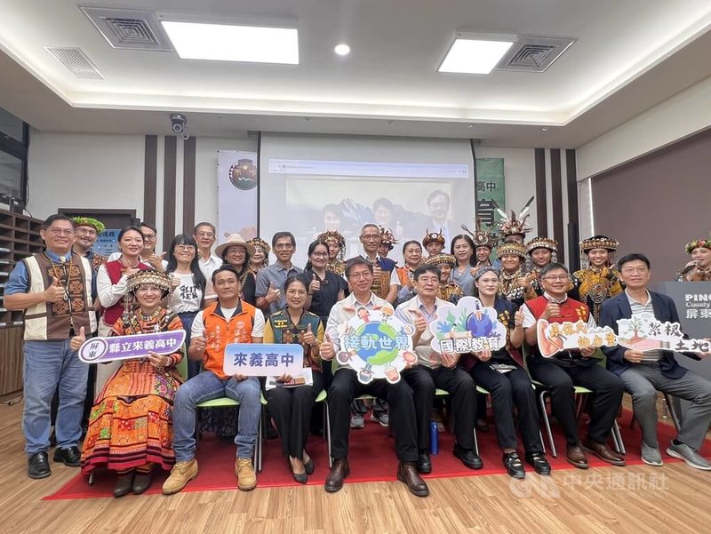 屏東縣來義高中12人組團4日將前往美國，展開為期9天教育文化交流，縣府2日舉行行前記者會，盼學生用純淨嘹亮歌聲，展現台灣熱情。中央社記者李卉婷攝　114年10月2日