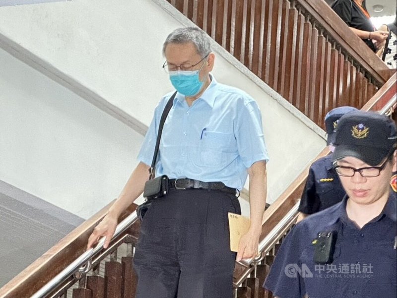台北地方法院審理京華城案，2日開庭，前台北市長柯文哲（左）庭上指出，國家應該保護人民，要依法論法，司法不處理真正的弊案，卻是打擊政敵，這樣下去，台灣會完蛋。圖為柯文哲庭訊後離去。中央社記者劉世怡攝　114年10月2日
