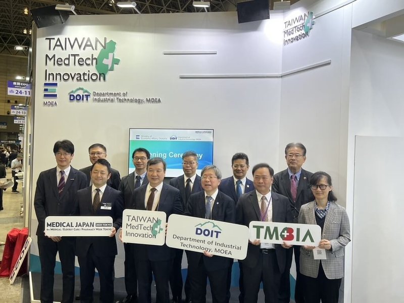 工研院1日率領10家台灣智慧醫療及醫材廠商首度登上日本最具影響力的醫療展會「日本東京國際醫療產業大展」。前排左起為Medical Japan事務局局長矢島大地、駐日代表李逸洋、工研院生醫所所長莊曜宇、台灣醫療暨生技器材工業同業公會理事長李永川、新竹科學園區管理局副局長游靜秋。（工研院提供）中央社記者楊明珠東京傳真　114年10月2日