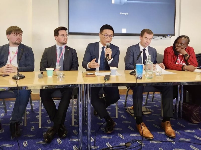 英國自由民主黨日前舉辦2025年大會，首度邀請民進黨以姊妹政黨身分與會。國際部主任陳文昊（右3）在論壇中發表演說，聚焦台灣經驗。（民進黨提供）中央社記者溫貴香傳真　114年10月2日