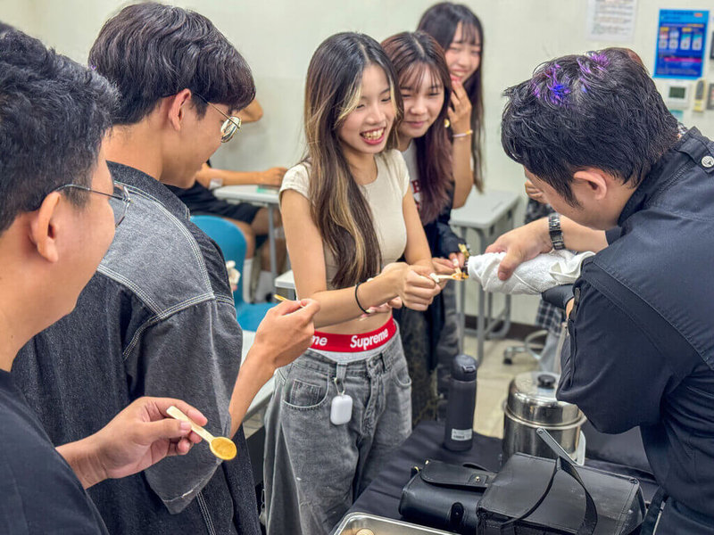 世新大學觀光學系推出「美食餐廳品味鑑賞」課程，邀請具星級餐廳經驗的主廚與經營者協同授課，培養學生美食文化素養，還能現場品嚐美食。（世新提供）中央社記者許秩維傳真　114年10月2日