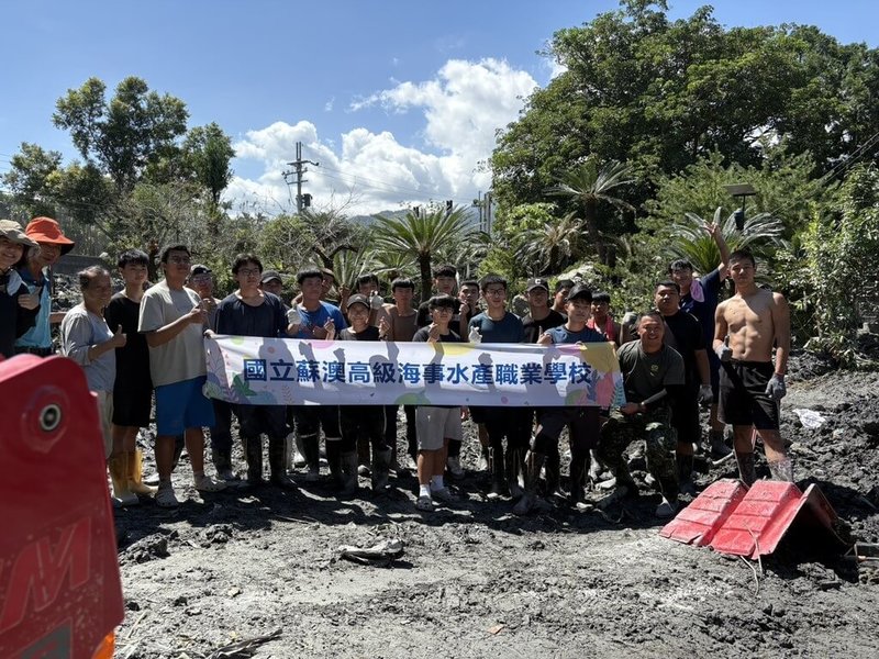 花蓮縣馬太鞍溪堰塞湖溢流,重創光復鄉,蘇澳海事21名學生與2名帶隊老師,1日協助清理佛祖街一間民宿。(蘇澳海事提供)中央社記者王朝鈺傳真 114年10月2日