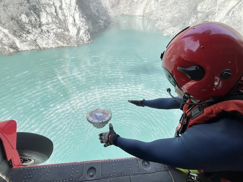 為更精準掌握馬太鞍溪堰塞湖水位,農業部林保署2日前往投放3個小型水位觀測浮漂,探測水下地形後可更進一步安裝水位計,精準掌握蓄水情況。(林保署提供)中央社記者盧太城花蓮傳真 114年10月2日