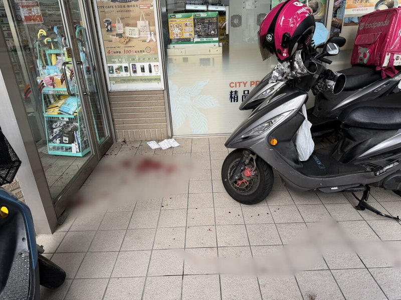1名男子2日在苗栗縣苗栗市中正路1間超商附近持刀攻擊路人,2名女童受傷送醫,犯嫌事後騎車逃逸遭警方逮捕,犯案動機待釐清。(民眾提供)中央社記者管瑞平傳真 114年10月2日