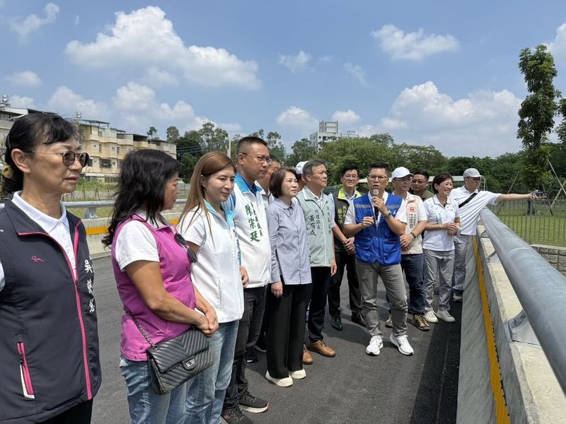 屏東縣長周春米(左5)出席潮州鎮民治溪治水工程竣工典禮表示,希望藉由民治溪河道改善及親水廊帶落成,讓潮州增添一處結合生活與自然的城市亮點。(屏東縣政府水利處提供)中央社記者黃郁菁傳真 114年10月2日