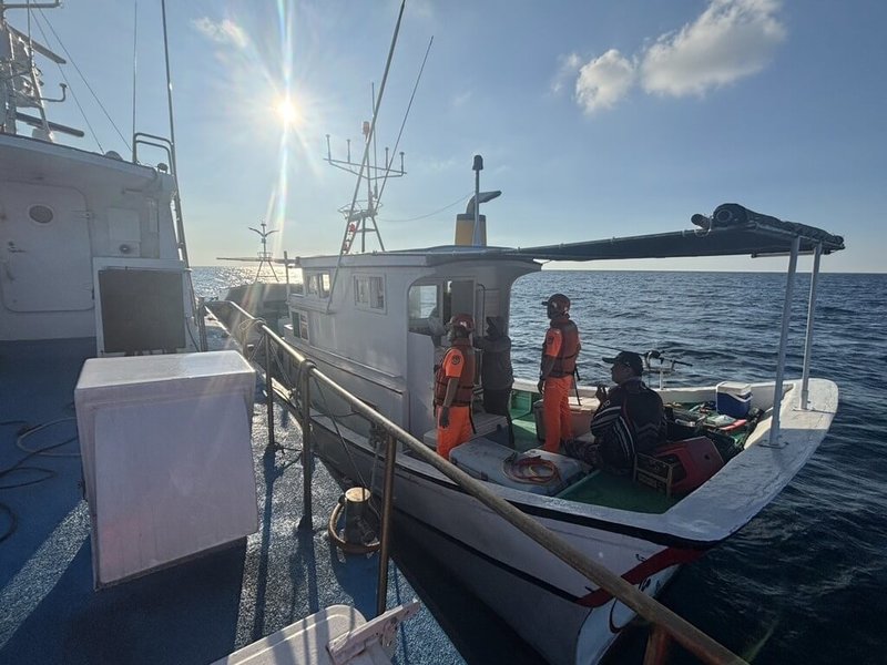 海巡署第十三巡防區指揮部2日下午獲報,高雄籍漁船「宏三和」於澎湖七美西南方23浬,因機械故障失去動力,澎湖與台南海巡隊前往救援,聯手修護後戒護返航。(澎湖海巡隊提供)中央社 114年10月2日