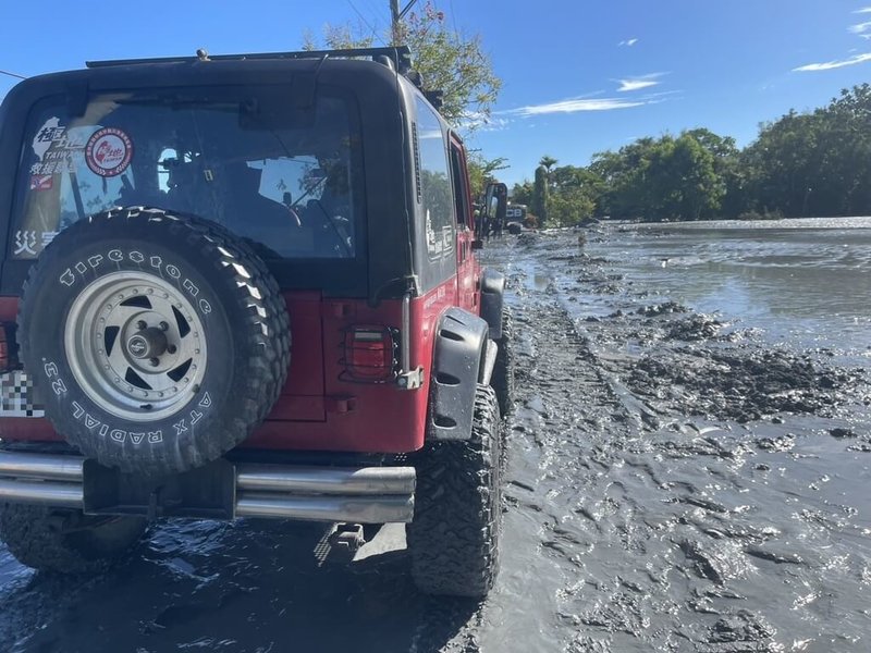 馬太鞍溪堰塞湖溢流重創花蓮縣光復鄉,有改裝越野車玩家投入救災,近日卻收到臨時檢驗通知單。(吳泰億提供)中央社記者蕭博陽南投縣傳真 114年10月2日
