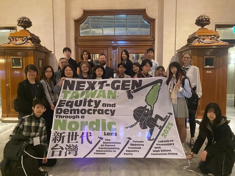 由台灣親子共學教育促進會、暖暖蛇青少年共學團與小民參政歐巴桑聯盟的成員組合而成的青少年新世代參訪團1日完成超過1個月的北歐4國參訪行程，成員表示北歐各國對於青年參政與國家防衛的意識值得台灣學習。（新世代北歐參訪團提供）中央社記者辜泳秝傳真　114年10月2日