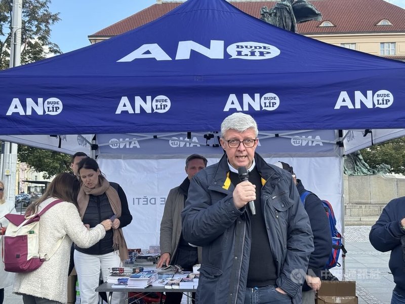 捷克不滿公民行動黨(ANO)副主席哈夫里查克(Karel Havlíček,前)在黨內被視為「影子總理」,是繼黨主席巴比斯外,未來可能的總理人選。中央社記者劉郁葶布拉格攝 114年10月2日