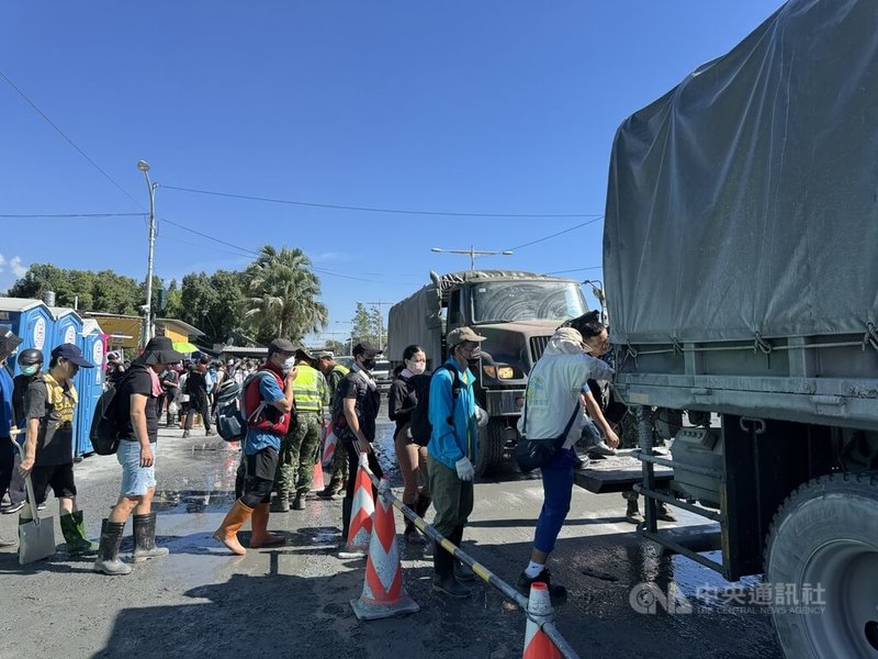 花蓮光復堰塞湖災情仍待復原，來自各地的「鏟子超人」2日陸續進入當地協助災後清理。民間志工與國軍支援災民重建家園。中央社記者張祈攝 114年10月2日