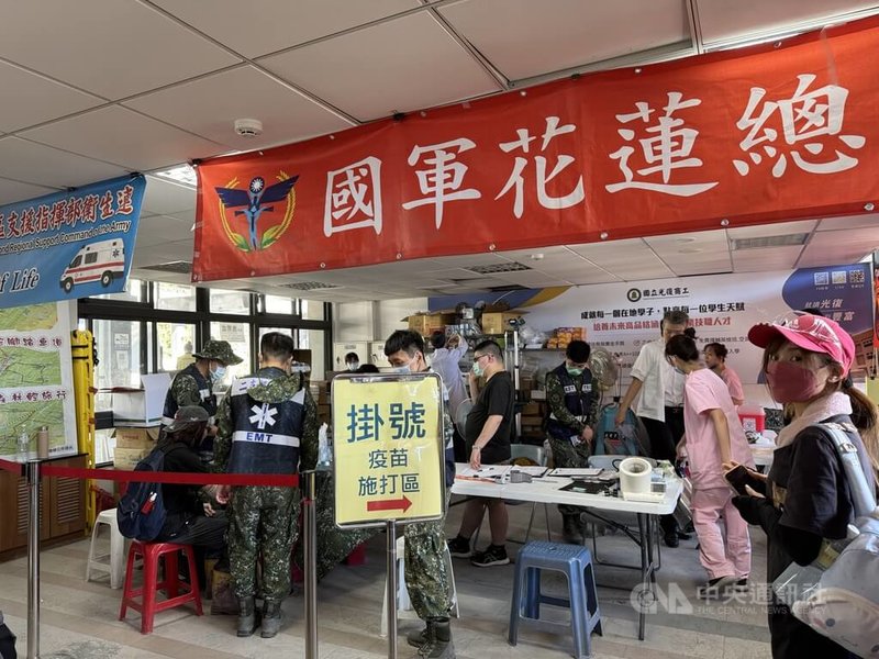 花蓮縣衛生局2日在災區收容所、醫療站及光復火車站等處安排流感及新冠疫苗施打站,提供志工、光復鄉居民、救災相關工作人員接種。中央社記者張祈攝 114年10月2日