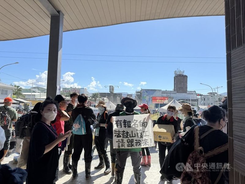 花蓮光復堰塞湖災情急需復原,來自全台各地的「鏟子超人」2日持續進入光復地區,協助災民清理家園,民間團體在車站調配人力。中央社記者張祈攝 114年10月2日