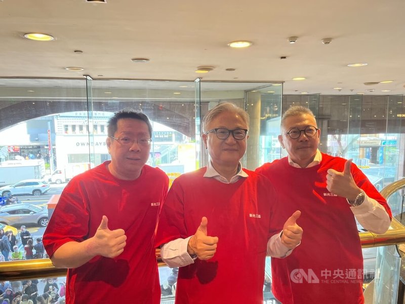 有「週年慶風向球」之稱的新光三越南西店週年慶2日開跑，上午10點湧人潮；左起為新光三越執行副總經理吳昕昌、董事長吳東昇、副董事長吳昕陽一早到場坐鎮。中央社記者何秀玲攝　114年10月2日