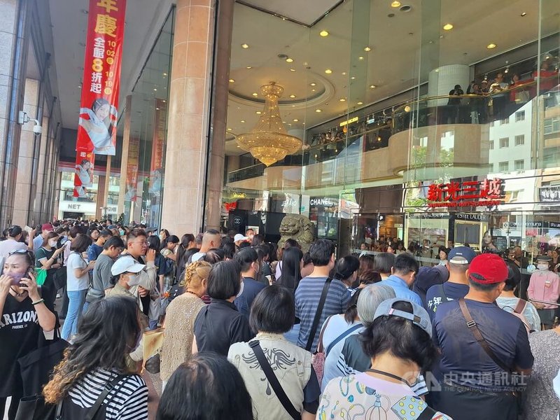 有「週年慶風向球」之稱的新光三越南西店週年慶2日開跑,上午10點開始湧入人潮等入館。中央社記者何秀玲攝 114年10月2日