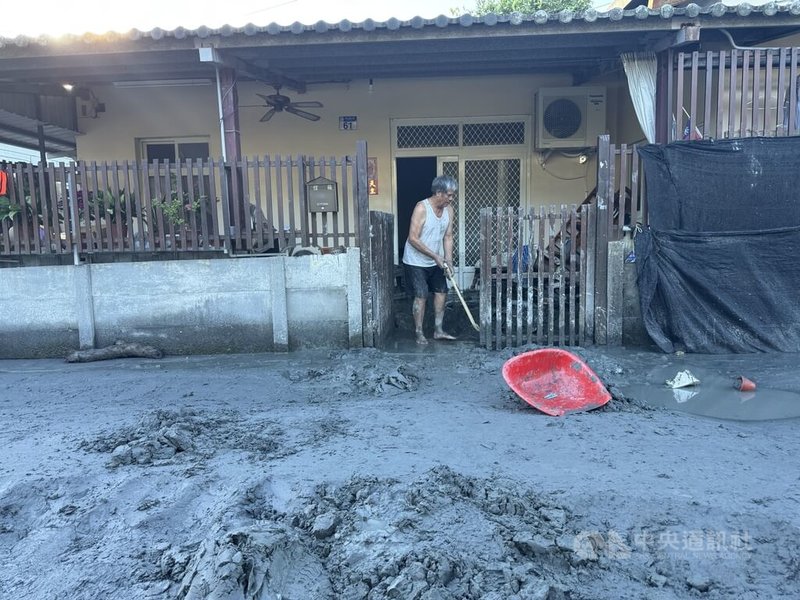 花蓮馬太鞍溪堰塞湖溢流釀災，受災戶超過1800戶，花蓮縣政府3日將分8處發放新台幣5萬元慰助金。圖為受災戶清理家園。中央社記者張祈攝　114年10月2日