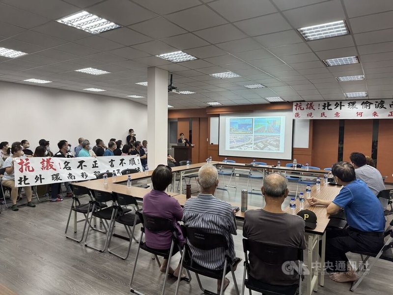 台南都會區北外環道路第4期工程預定明年6月完成用地取得，沿線反對居民組成自救會，2日指控北外環偷渡南移，要求立刻撤案。中央社記者張榮祥台南攝 114年10月2日