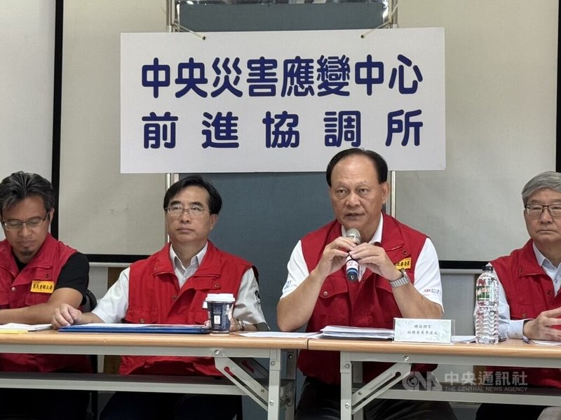 花蓮馬太鞍溪堰塞湖溢流中央災害應變中心前進協調所總協調官季連成（右2）2日表示，堰塞湖水位持續下降，24小時雨量累計達100毫米將發布紅色警戒和海嘯警報；前進協調所已經制定標準化撤離方案，確保居民在緊急狀況下能安全撤離。中央社記者張祈花蓮攝　114年10月2日